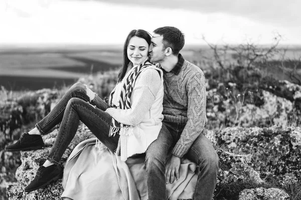 Romantische Gelukkige Paar Genieten Van Tijd Samen Doorbrengen Buiten — Stockfoto