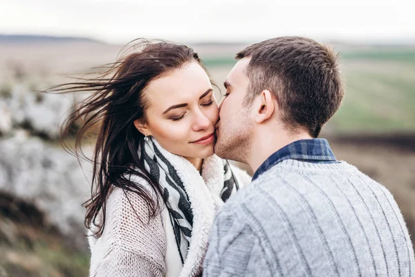 Ρομαντικό Ευτυχισμένο Ζευγάρι Απολαμβάνουν Τις Δαπάνες Φορά Μαζί Υπαίθρια — Φωτογραφία Αρχείου