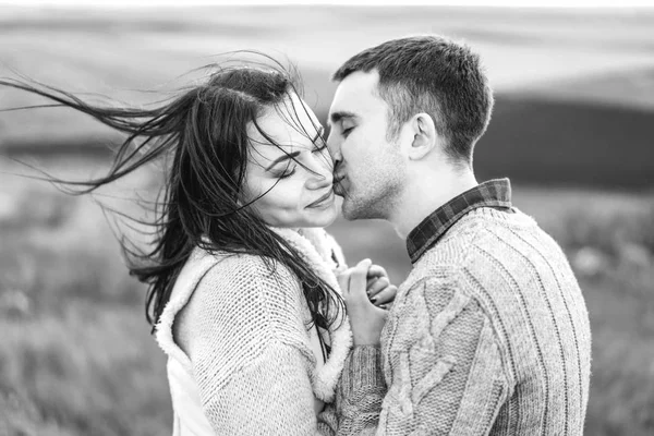 Casal Feliz Romântico Gosta Passar Tempo Juntos Livre — Fotografia de Stock