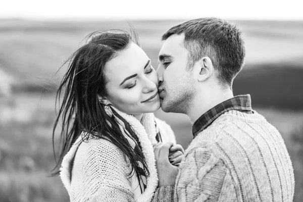 Casal Feliz Romântico Gosta Passar Tempo Juntos Livre — Fotografia de Stock