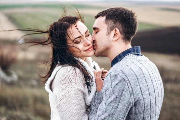 Romantische Gelukkige Paar Genieten Van Tijd Samen Doorbrengen Buiten — Stockfoto