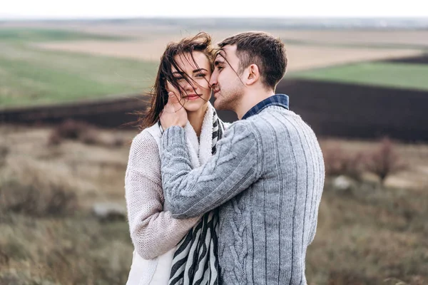 Romantisches Hübsches Paar Genießt Die Gemeinsame Zeit Freien — Stockfoto