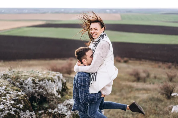 Pareja Romántica Bastante Joven Divertirse Aire Libre —  Fotos de Stock