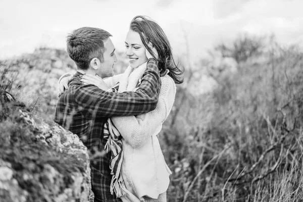 Ρομαντικό Ευτυχισμένο Ζευγάρι Απολαμβάνουν Τις Δαπάνες Φορά Μαζί Υπαίθρια — Φωτογραφία Αρχείου