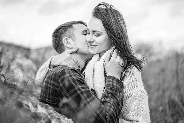 Romantisches Glückliches Paar Genießt Die Gemeinsame Zeit Freien — Stockfoto