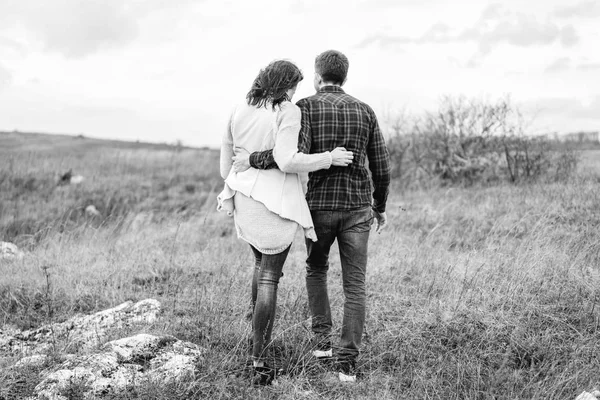 Romantico Giovane Coppia Godere Trascorrere Del Tempo Insieme All Aperto — Foto Stock