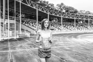 Çalıştıran ve müzik açık bekleyen oldukça sportif kız