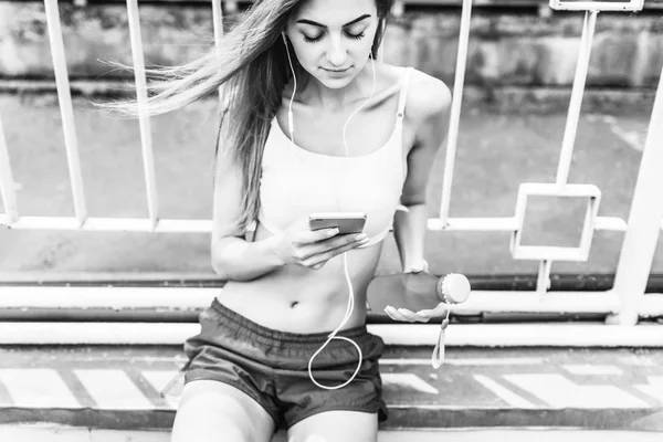 Menina Muito Desportiva Relaxante Após Treinamento Ouvir Música Telefone — Fotografia de Stock