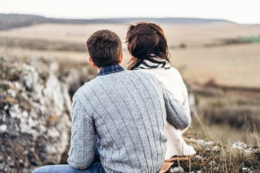 Romantik mutlu çift keyfini birlikte vakit açık