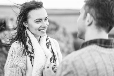 Romantik mutlu çift keyfini birlikte vakit açık