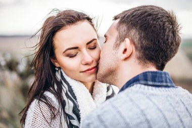 Romantik mutlu çift keyfini birlikte vakit açık