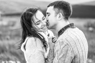Romantik mutlu çift keyfini birlikte vakit açık