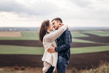 Romantik güzel çift açık birlikte vakit keyfini çıkarın