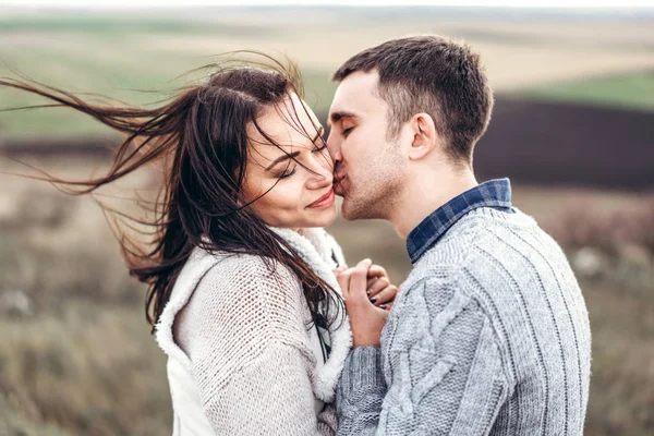 Casal Feliz Romântico Gosta Passar Tempo Juntos Livre — Fotografia de Stock