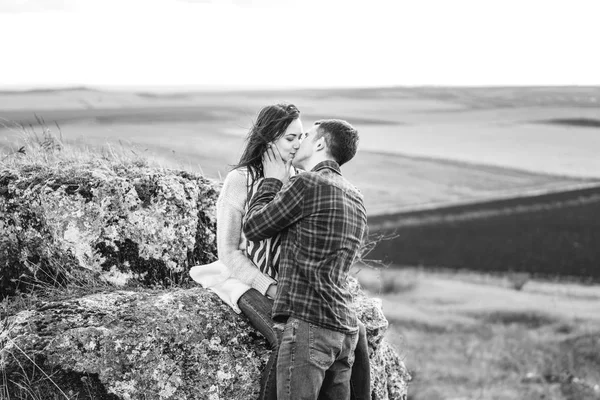 Romantische Gelukkige Paar Genieten Van Tijd Samen Doorbrengen Buiten — Stockfoto
