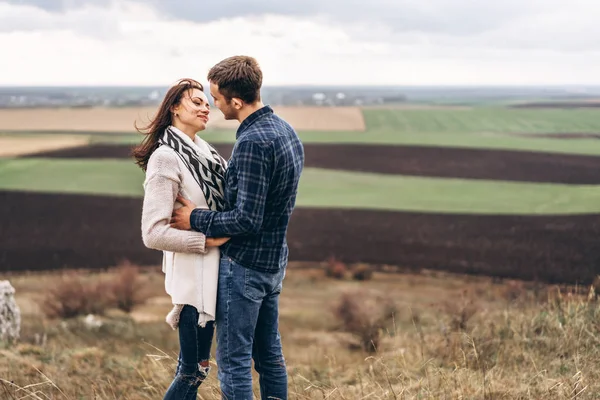 Romantico Bella Coppia All Aperto Godere Trascorrere Del Tempo Insieme — Foto Stock