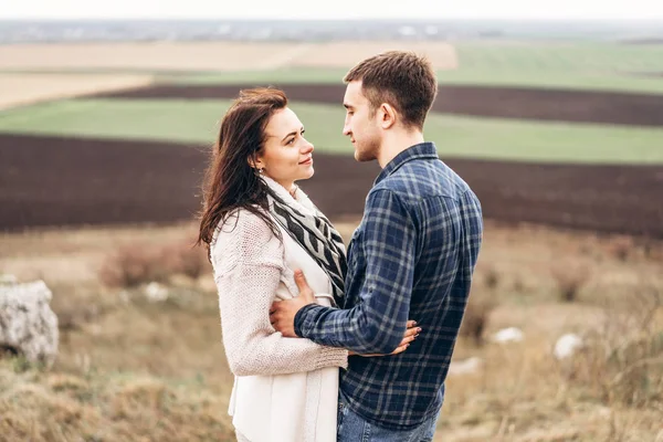 Romantisches Hübsches Paar Genießt Die Gemeinsame Zeit Freien — Stockfoto