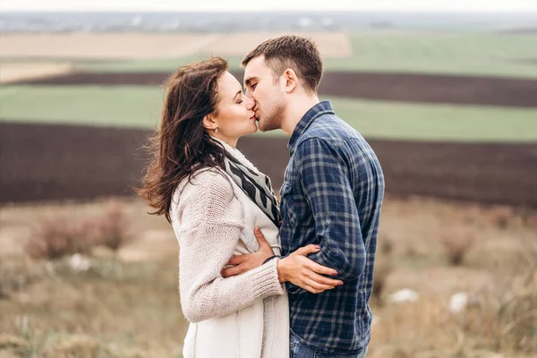 Romantický Mladý Pár Spolu Trávili Čas Venkovní — Stock fotografie