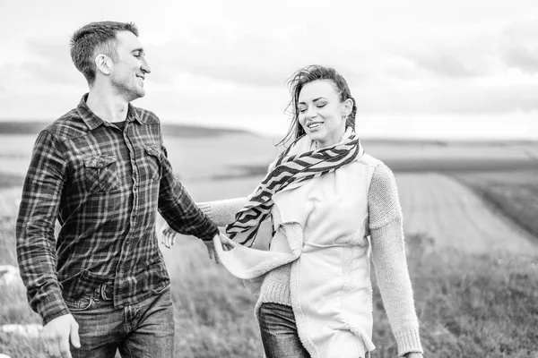 Romantische Jong Koppel Genieten Van Tijd Samen Doorbrengen Buiten — Stockfoto