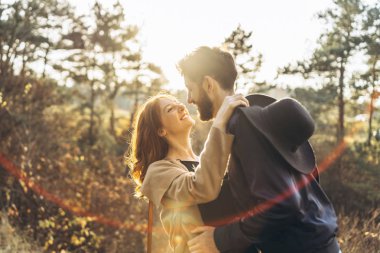 Mutlu genç romantik çift birlikte vakit geçirmek açık