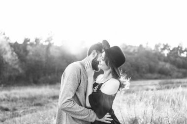 Genç ve güzel romantik çift birlikte vakit geçirmek açık
