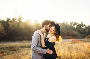 Genç ve güzel romantik çift birlikte vakit geçirmek açık