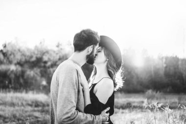 Genç ve güzel romantik çift birlikte vakit geçirmek açık