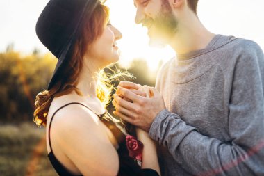 Genç ve güzel romantik çift birlikte vakit geçirmek açık