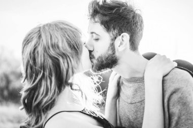 Genç ve güzel romantik çift birlikte vakit geçirmek açık