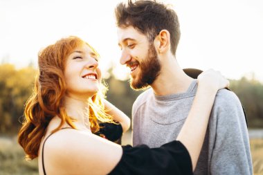 Genç ve güzel romantik çift birlikte vakit geçirmek açık