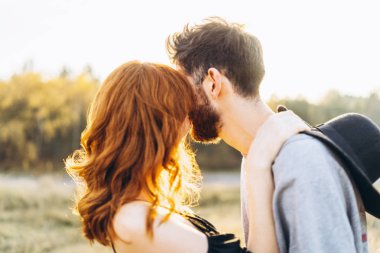 Genç ve güzel romantik çift birlikte vakit geçirmek açık