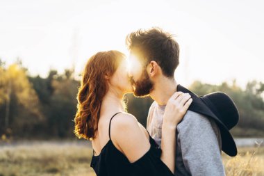 Genç ve güzel romantik çift birlikte vakit geçirmek açık