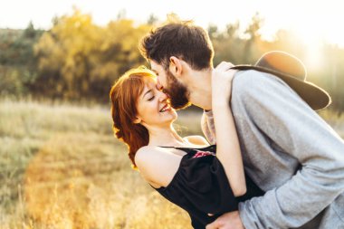 Genç ve güzel romantik çift birlikte vakit geçirmek açık