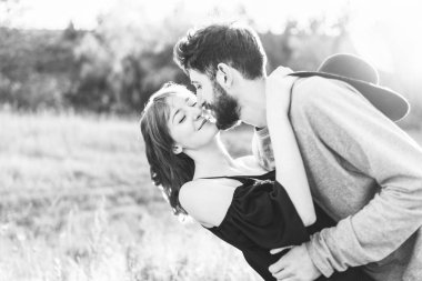 Genç ve güzel romantik çift birlikte vakit geçirmek açık