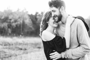 Genç ve güzel romantik çift birlikte vakit geçirmek açık
