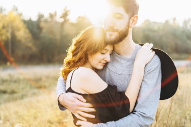 Genç ve güzel romantik çift birlikte vakit geçirmek açık