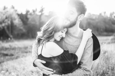 Genç ve güzel romantik çift birlikte vakit geçirmek açık