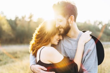 Genç ve güzel romantik çift birlikte vakit geçirmek açık