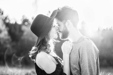 Genç ve güzel romantik çift birlikte vakit geçirmek açık