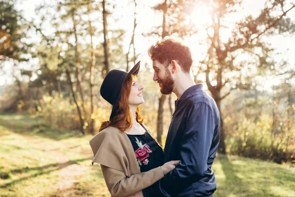 幸せな若いロマンチックなカップルは一緒に過ごす屋外 — ストック写真