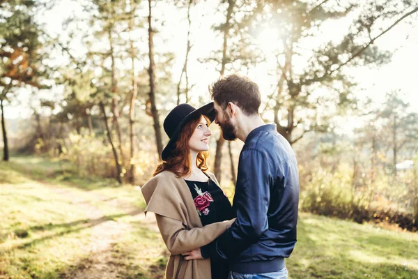 Felice Giovane Coppia Romantica Trascorrere Del Tempo Insieme All Aperto — Foto Stock