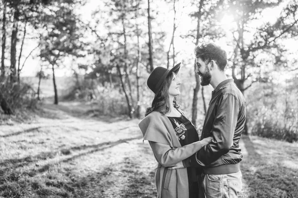 Glückliches Junges Romantisches Paar Verbringt Zeit Zusammen Freien — Stockfoto