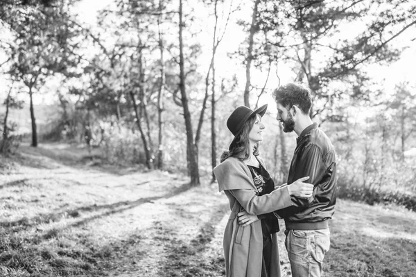 Mutlu Genç Romantik Çift Birlikte Vakit Geçirmek Açık — Stok fotoğraf