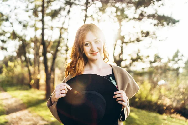 Jolie Heureuse Fille Rousse Marchant Dans Forêt — Photo