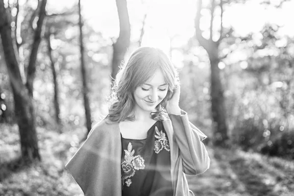 Jolie Heureuse Fille Aux Cheveux Longs Marchant Dans Forêt — Photo