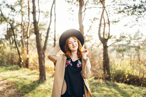 Hübsche Und Glückliche Mädchen Mit Roten Haaren Die Wald Spazieren — Stockfoto
