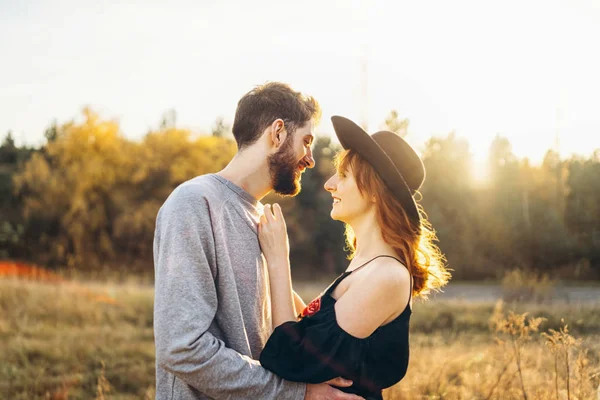 Hübsches Junges Romantisches Paar Verbringt Zeit Zusammen Freien — Stockfoto