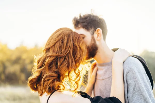 Genç ve güzel romantik çift birlikte vakit geçirmek açık