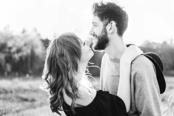 Hübsches Junges Romantisches Paar Verbringt Zeit Zusammen Freien — Stockfoto