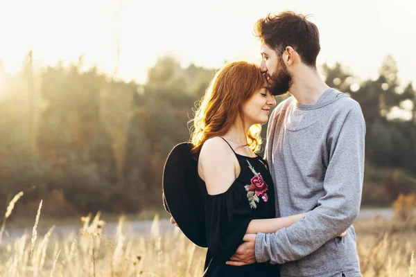 Hübsches Junges Romantisches Paar Verbringt Zeit Zusammen Freien — Stockfoto